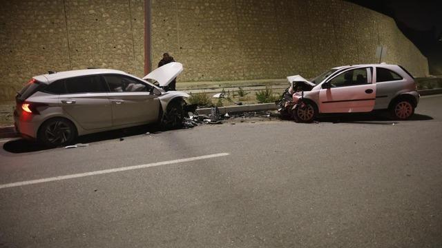 Kafa kafaya çarpışan otomobiller hurdaya döndü: 2 yaralı