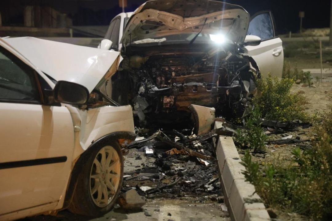 Kafa kafaya &ccedil;arpışan otomobiller hurdaya d&ouml;nd&uuml;: 2 yaralı 1