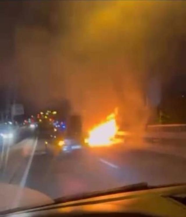 Ey&uuml;psultan&rsquo;da seyir halindeki otomobil alevlere teslim oldu 4