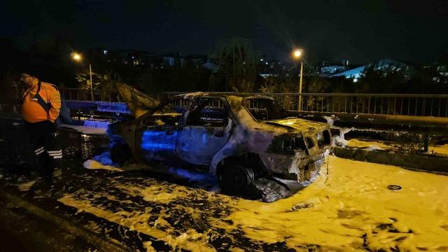 Ey&uuml;psultan&rsquo;da seyir halindeki otomobil alevlere teslim oldu 3