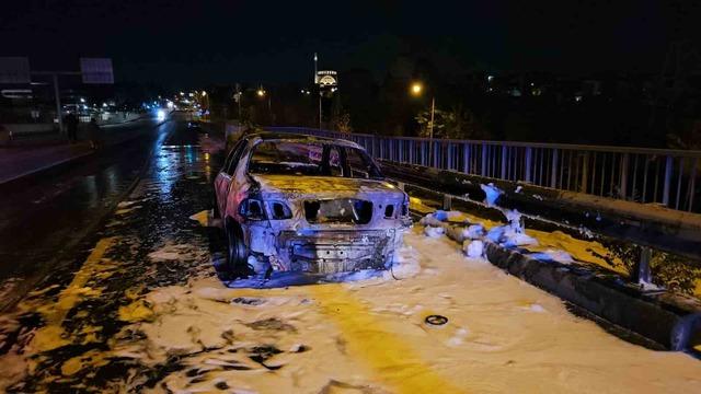 Ey&uuml;psultan&rsquo;da seyir halindeki otomobil alevlere teslim oldu 2