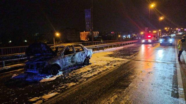 Ey&uuml;psultan&rsquo;da seyir halindeki otomobil alevlere teslim oldu 1