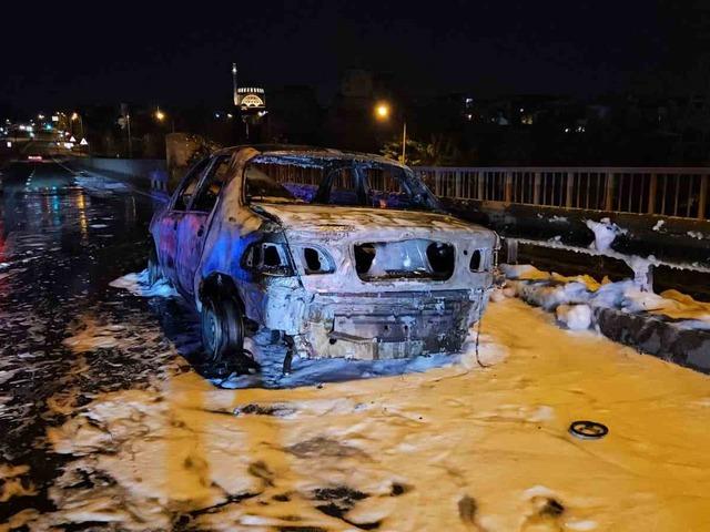 Ey&uuml;psultan&rsquo;da seyir halindeki otomobil alevlere teslim oldu