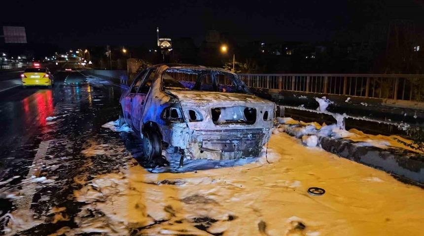 Ey&uuml;psultan&rsquo;da seyir halindeki otomobil alevlere teslim oldu