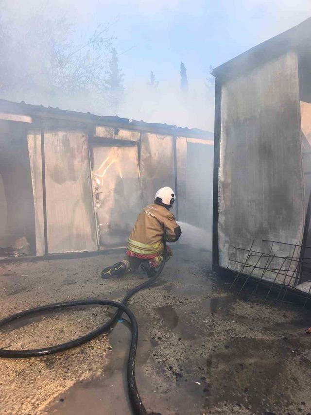 İş&ccedil;ilerin kaldığı konteyner yatakhane alevlere teslim oldu 5