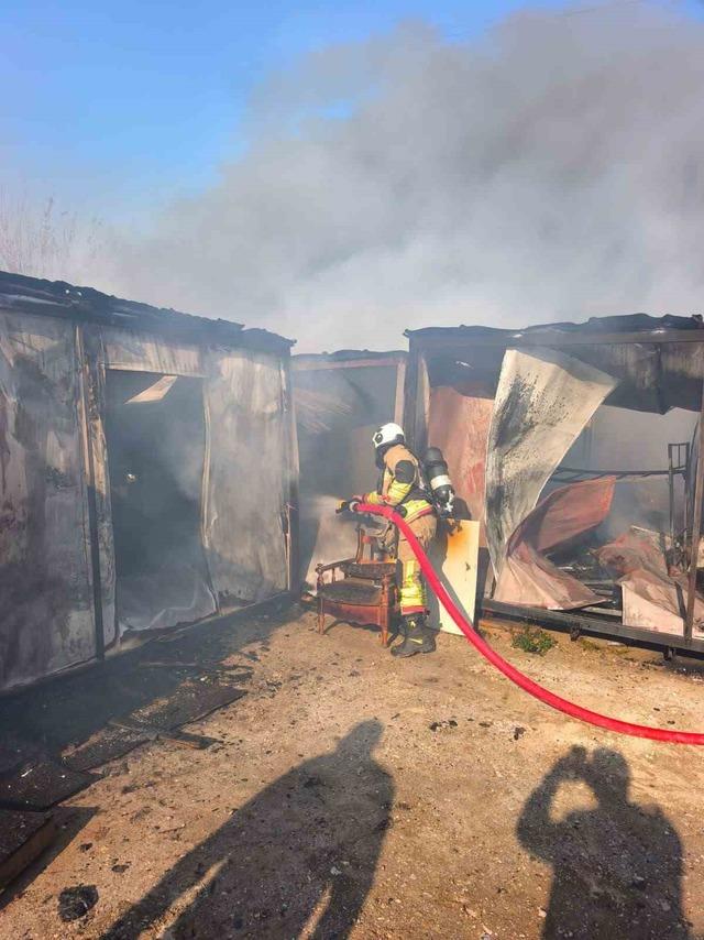 İş&ccedil;ilerin kaldığı konteyner yatakhane alevlere teslim oldu 4