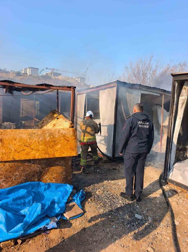 İş&ccedil;ilerin kaldığı konteyner yatakhane alevlere teslim oldu 2