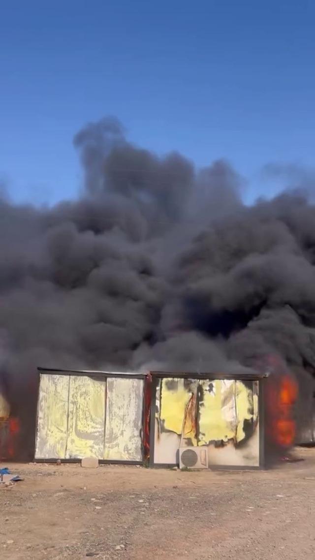 İş&ccedil;ilerin kaldığı konteyner yatakhane alevlere teslim oldu 1