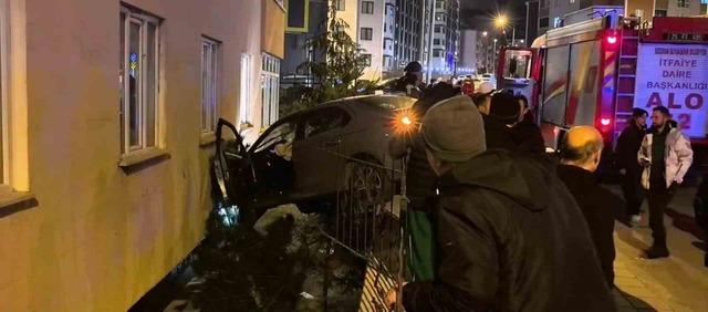 Otomobil bah&ccedil;e duvarında asılı kaldı 2