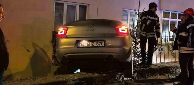Otomobil bah&ccedil;e duvarında asılı kaldı 1