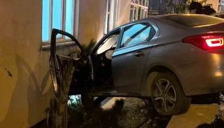 Otomobil bah&ccedil;e duvarında asılı kaldı