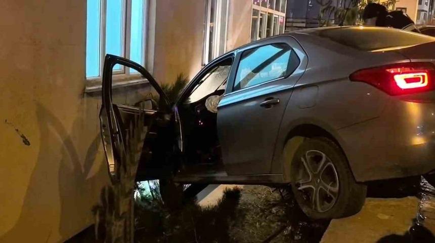 Otomobil bah&ccedil;e duvarında asılı kaldı
