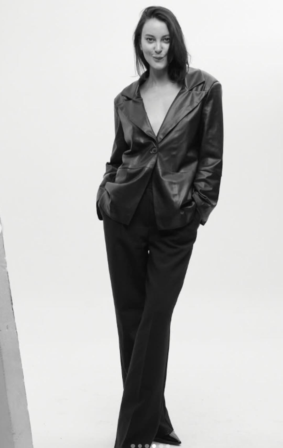 Uzak Şehir in Mine sinden iddialı se&ccedil;im: Ceketin i&ccedil;ine hi&ccedil;bir şey giymedi 1