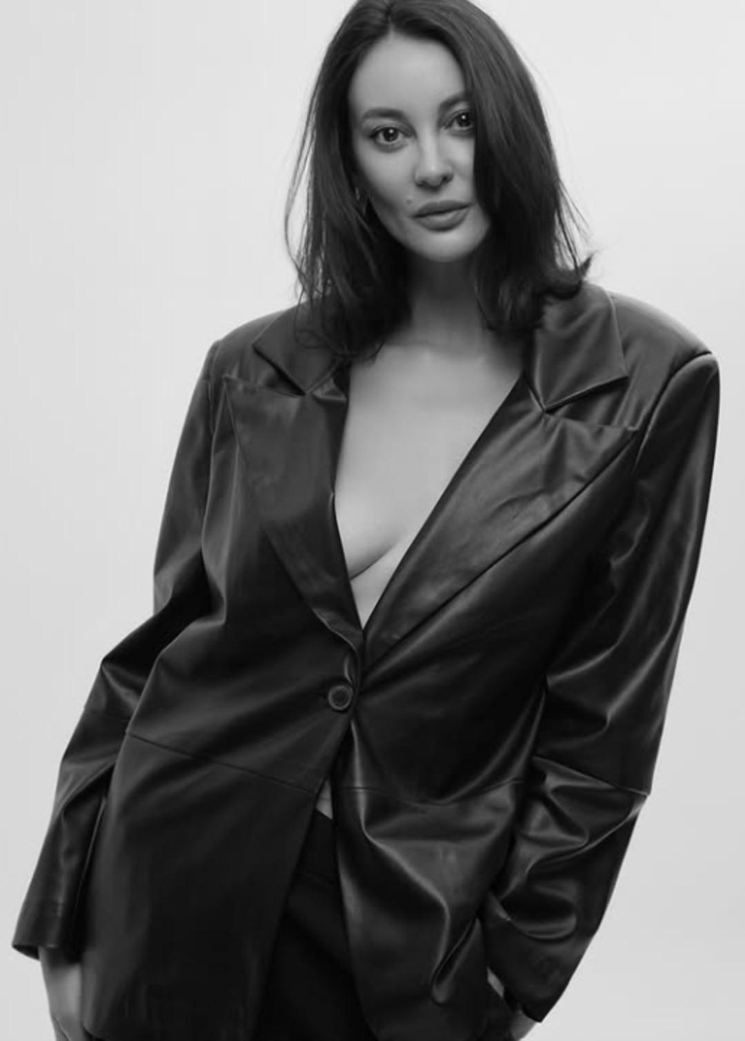 Uzak Şehir in Mine sinden iddialı se&ccedil;im: Ceketin i&ccedil;ine hi&ccedil;bir şey giymedi 2