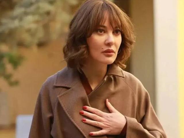 İddialı se&ccedil;im: Ceketin i&ccedil;ine hi&ccedil;bir şey giymedi