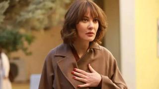 Uzak Şehir'in Mine'sinden iddialı seçim: Ceketin içine hiçbir şey giymedi