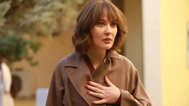 Mine Kılıç'tan iddialı seçim: Ceketin içine hiçbir şey giymedi