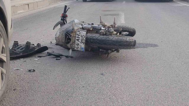Malatya&rsquo;da otomobille &ccedil;arpışan motosikletli yaralandı 2