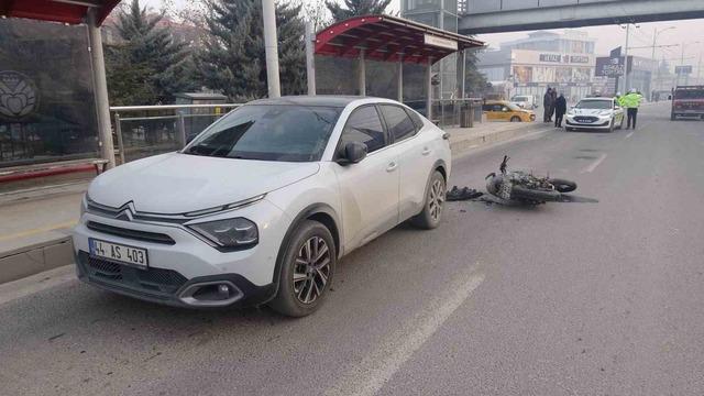 Malatya&rsquo;da otomobille &ccedil;arpışan motosikletli yaralandı 1