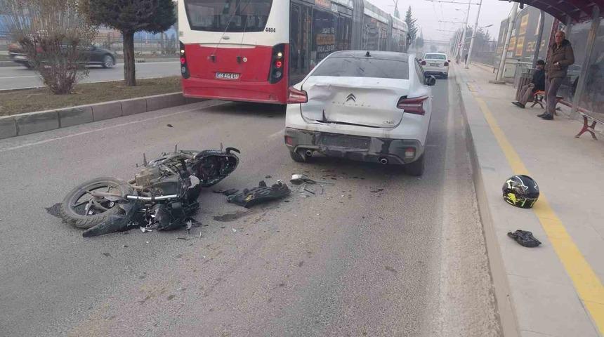 Malatya&rsquo;da otomobille &ccedil;arpışan motosikletli yaralandı