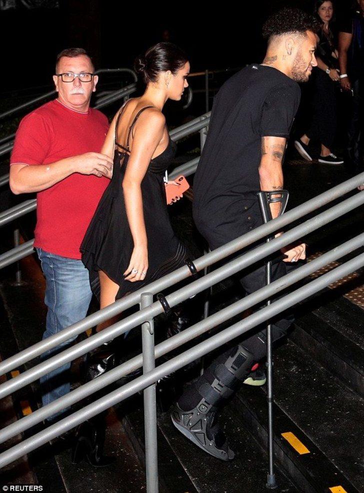 Neymar kırık ayakla partiye katıldı! G3