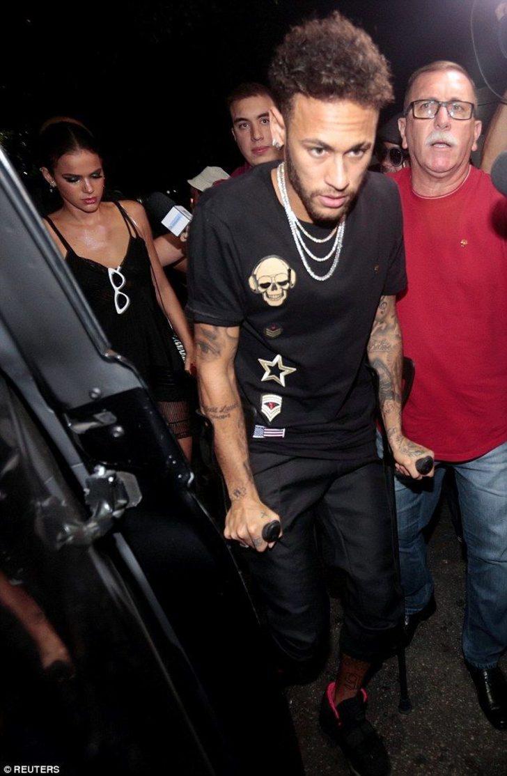 Neymar kırık ayakla partiye katıldı! G4