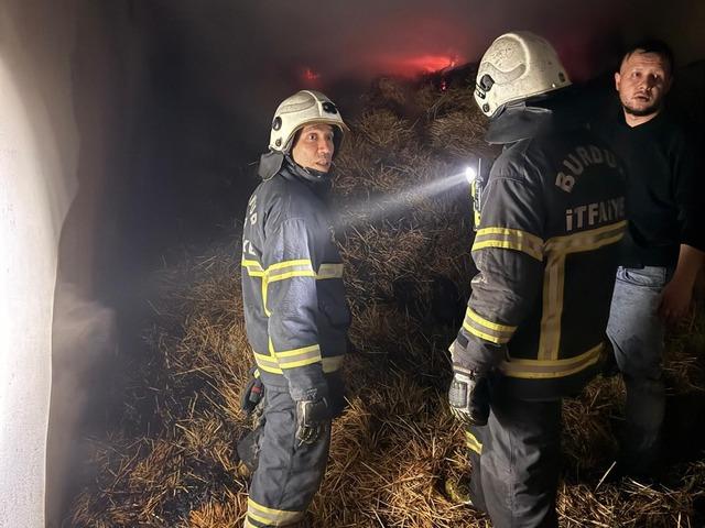 Burdur'da &ccedil;ıkan yangında 2 bine yakın saman balyası zarar g&ouml;rd&uuml;