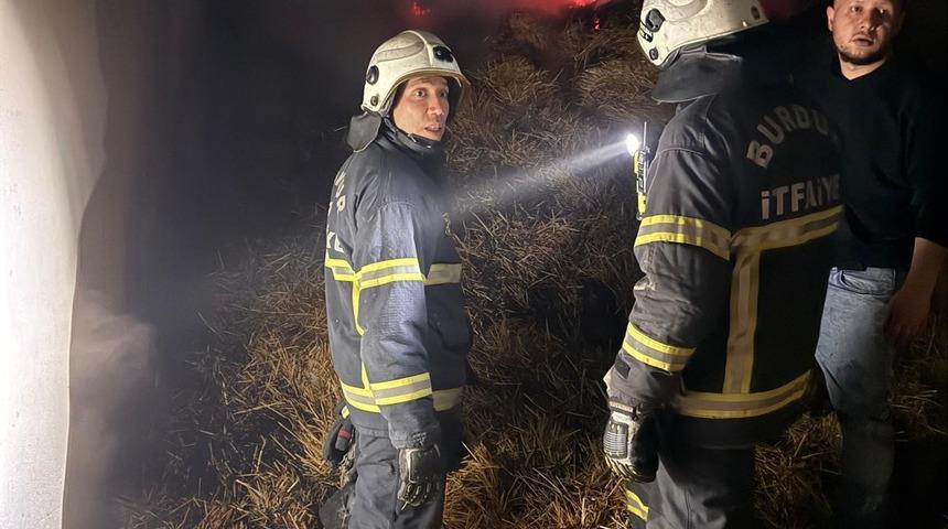 Burdur'da &ccedil;ıkan yangında 2 bine yakın saman balyası zarar g&ouml;rd&uuml;