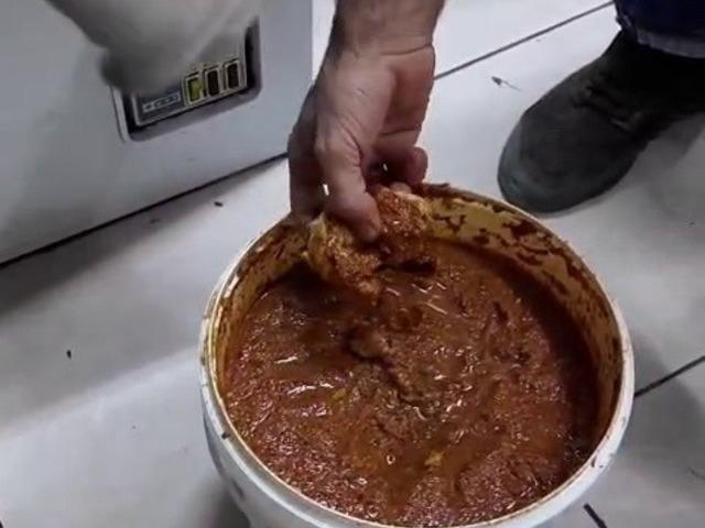 Baharatın i&ccedil;inden &ccedil;iğ et &ccedil;ıktı! Nedeni bakın neymiş!