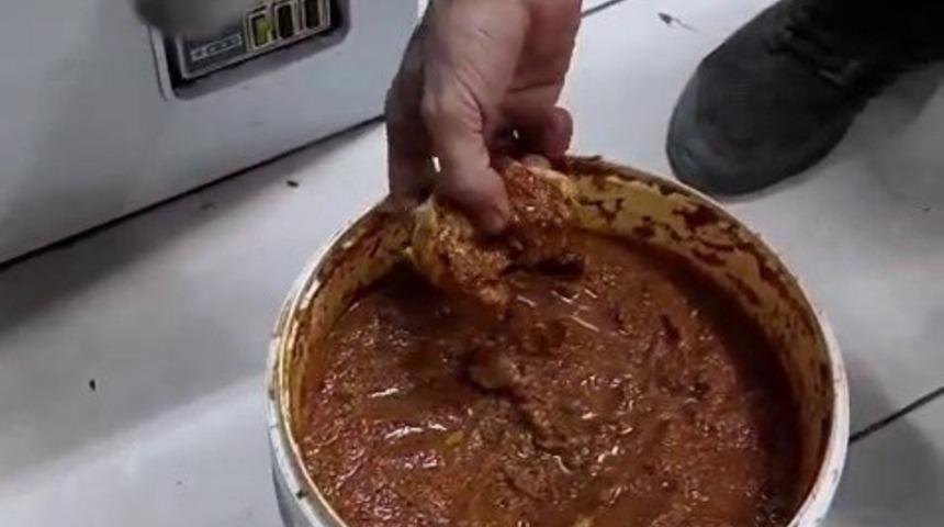 Baharatın i&ccedil;inden &ccedil;iğ et &ccedil;ıktı! İşletmecinin savunması şaşkına &ccedil;evirdi