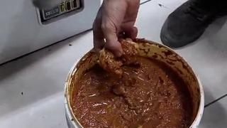 Baharatın içinden çiğ et çıktı! İşletmecinin savunması şaşkına çevirdi