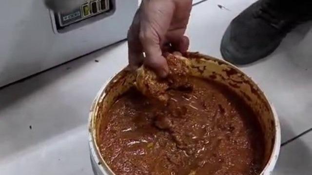 Baharatın içinden çiğ et çıktı! İşletmecinin savunması şaşkına çevirdi