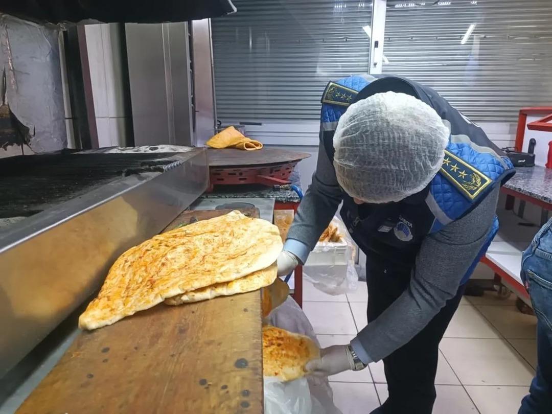 Baharatın i&ccedil;inden &ccedil;iğ et &ccedil;ıktı! İşletmecinin savunması şaşkına &ccedil;evirdi 1