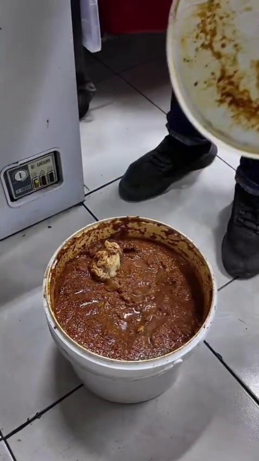 Baharatın i&ccedil;inden &ccedil;iğ et &ccedil;ıktı! İşletmecinin savunması şaşkına &ccedil;evirdi 2