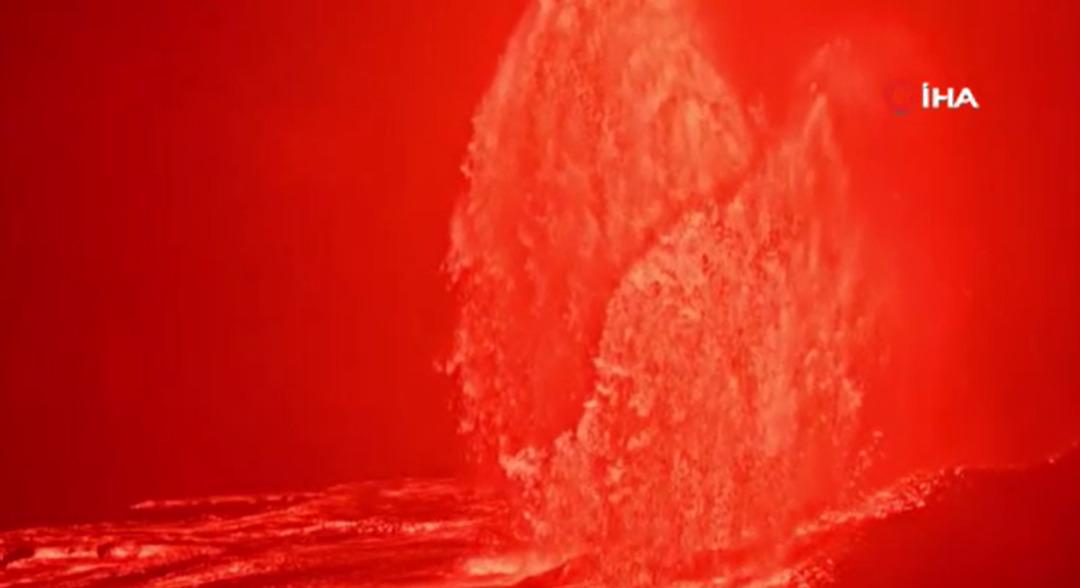 Yanardağ patladı! 425 metre y&uuml;ksekliğe lav p&uuml;sk&uuml;rtt&uuml; 1