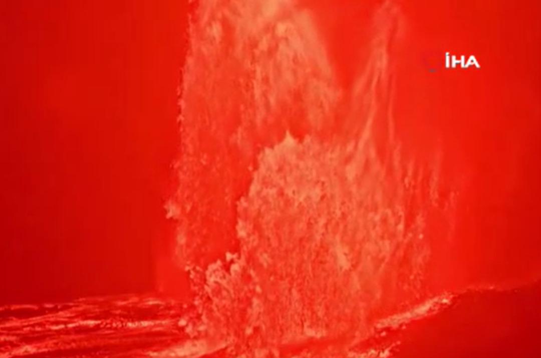 Yanardağ patladı! 425 metre y&uuml;ksekliğe lav p&uuml;sk&uuml;rtt&uuml; 2