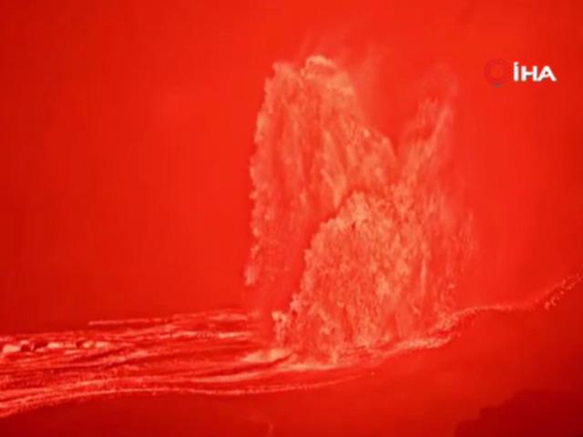 Yanardağ patladı! 425 metre y&uuml;ksekliğe lav p&uuml;sk&uuml;rtt&uuml;