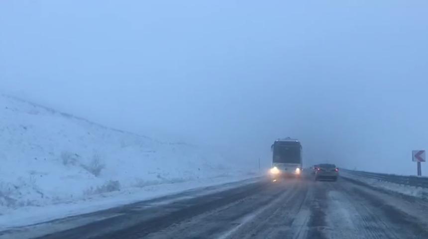 Ardahan&rsquo;da kar yağışı ulaşımı aksattı