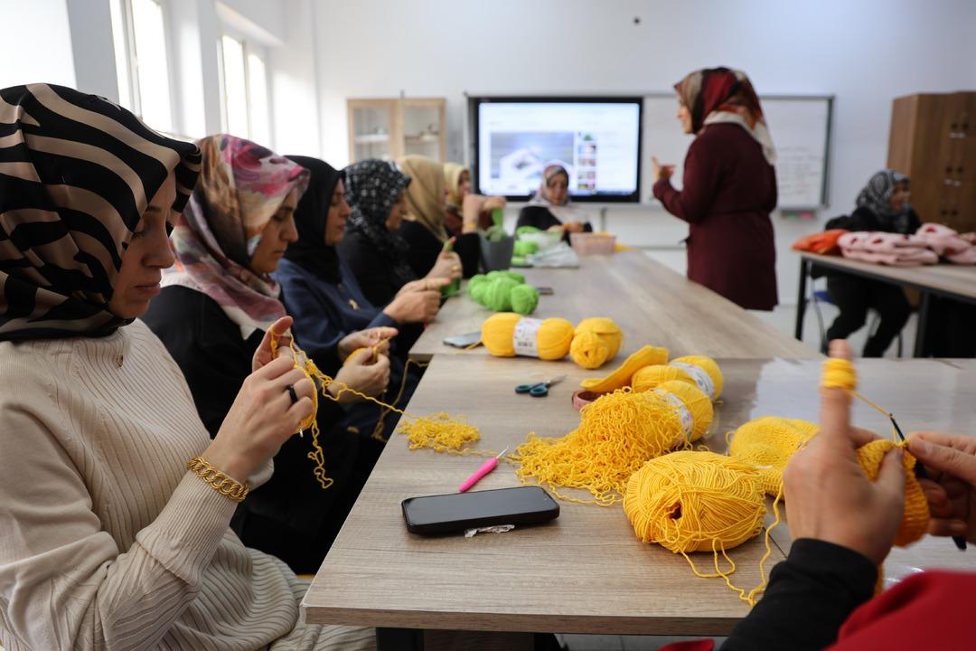 20 kadın &uuml;retiyor! İngiltere ye g&ouml;nderiliyor: Amigurumi bebeklere yoğun talep var  1