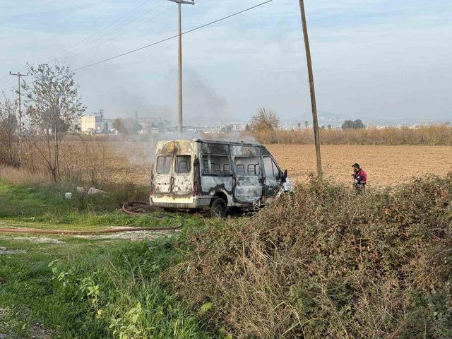 Mersin&rsquo;de minib&uuml;s yangını