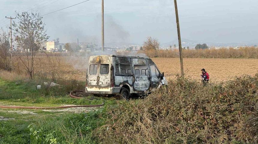 Mersin&rsquo;de minib&uuml;s yangını