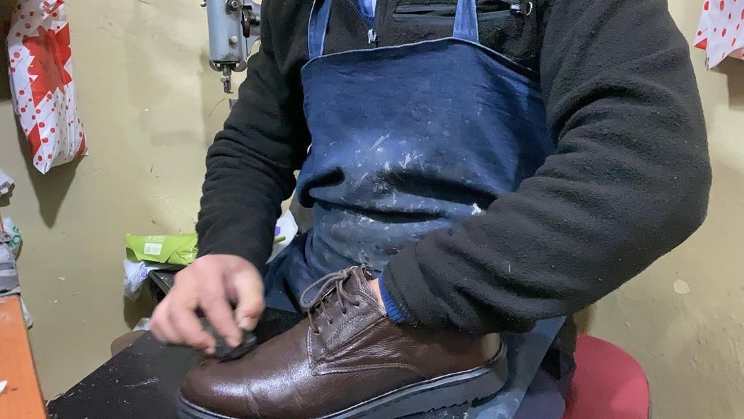 Vatandaşların ilgisi arttı! 35 yıllık ustadan kışlık ayakkabı t&uuml;yosu 2