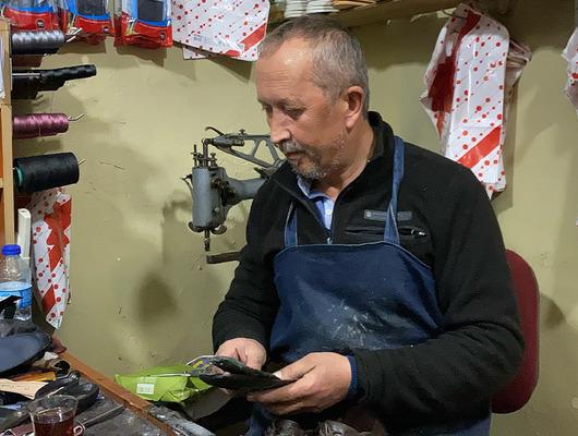 Vatandaşların ilgisi arttı! 35 yıllık ustadan kışlık ayakkabı t&uuml;yosu