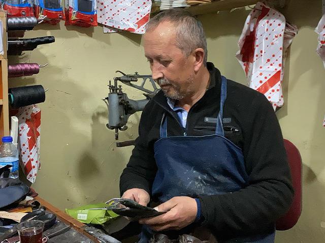 Vatandaşların ilgisi arttı! 35 yıllık ustadan kışlık ayakkabı t&uuml;yosu