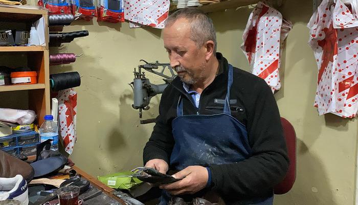 Vatandaşların ilgisi arttı! 35 yıllık ustadan kışlık ayakkabı t&uuml;yosu
