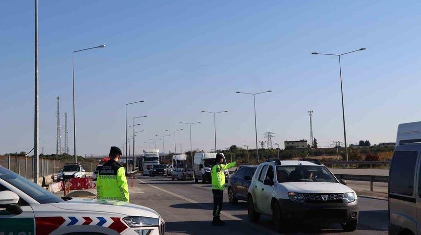 Mersin&rsquo;de otoyollarda trafik denetimleri aralıksız s&uuml;r&uuml;yor