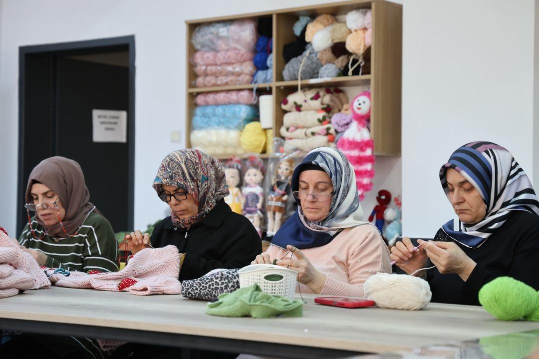 20 kadın &uuml;retiyor! İngiltere ye g&ouml;nderiliyor: Amigurumi bebeklere yoğun talep var  5