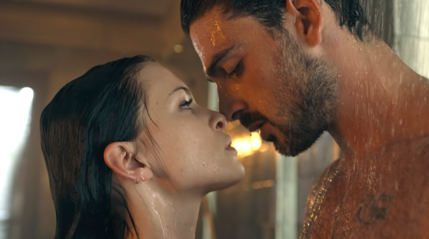 Bu Yılbaşı'nda ailenizle Netflix'te izlememeniz gereken diziler: Bridgerton, Sex/Life, Elite ve dahası