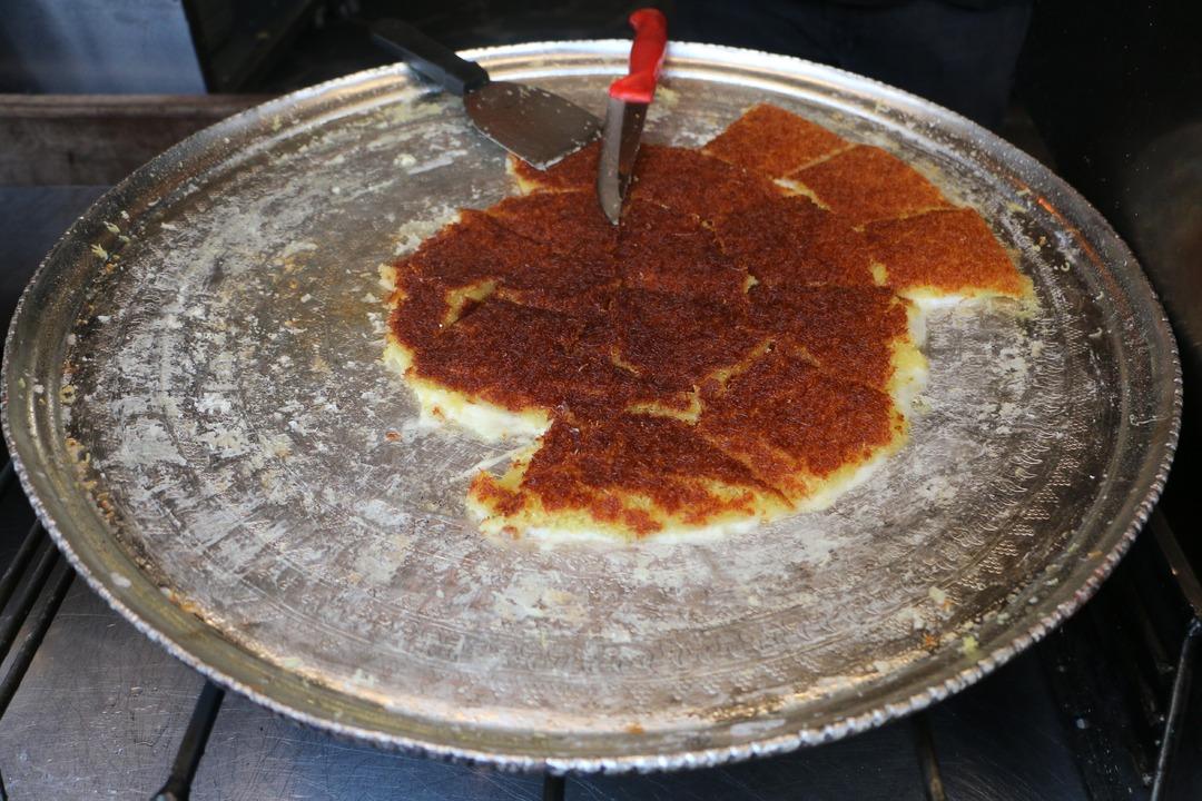 Her g&uuml;n 60 tepsi satılıyor! İ&ccedil;erde oturarak yediğinizde fiyatı artıyor 3