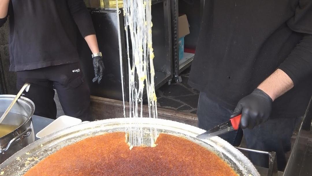 Her g&uuml;n 60 tepsi satılıyor! İ&ccedil;erde oturarak yediğinizde fiyatı artıyor 2